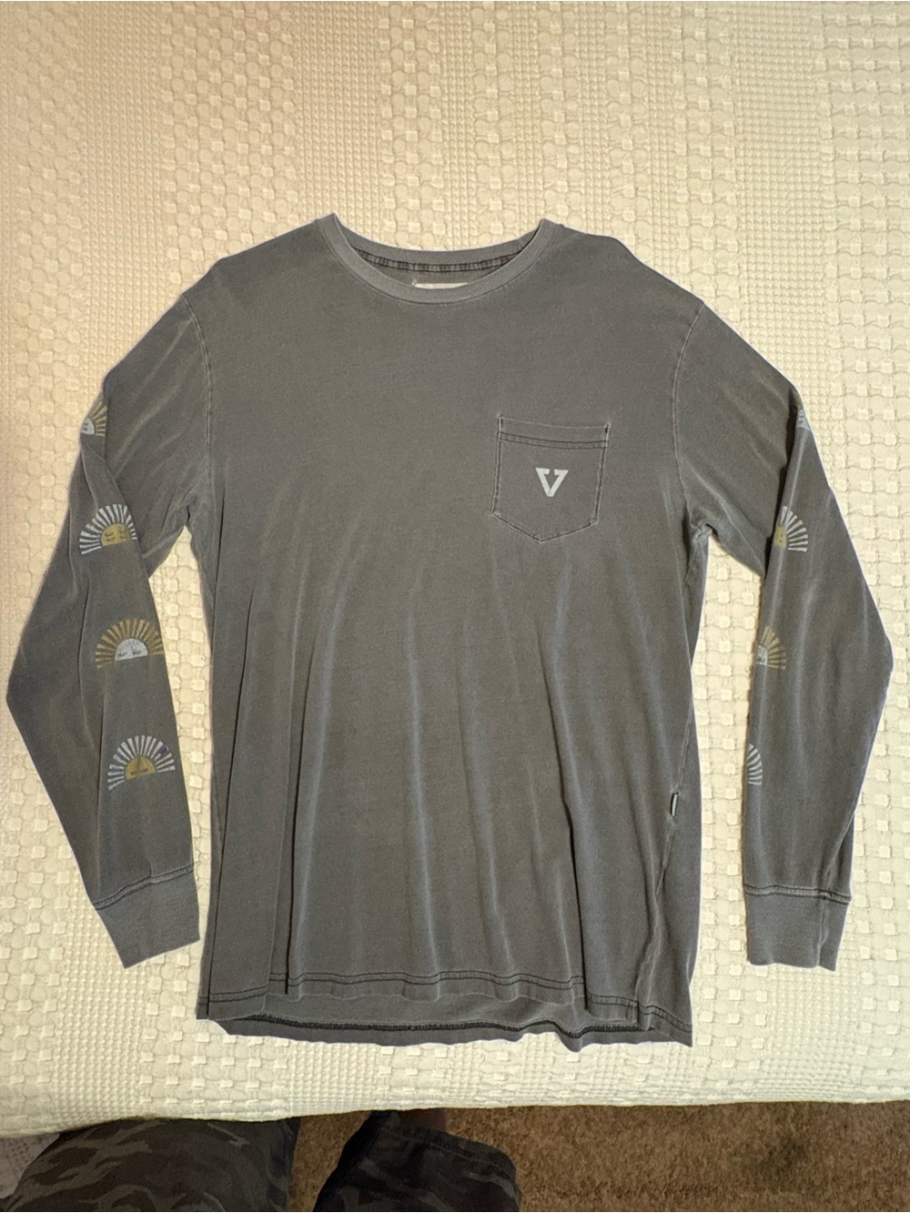 VISSLA Men's Long-Sleeve Pocket Tee in Charcoal with Sleeve Sun Motif. - Large